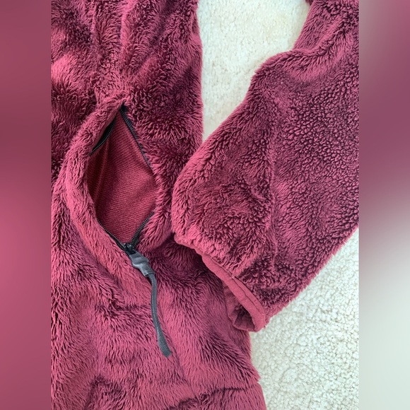 The North Face Women’s Size Medium Shadow Luxe Osito Fleece Jacket in Regal Red - Picture 6 of 11